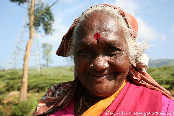 Singhalesen mit dem Bindi, den roten Punkt auf der Stirn - Sri Lanka