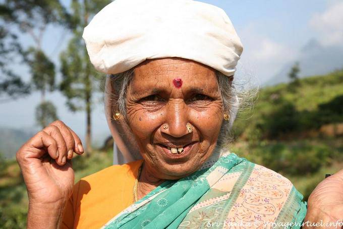 Traditionelle Gesicht mit Nasenpiercings, bidi und Ohrringe - Sri Lanka