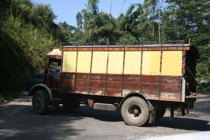 Truck kämpfen, in einer Ecke, Avissawella-Hatton-Nuwara Eliya Autobahn - Sri Lanka