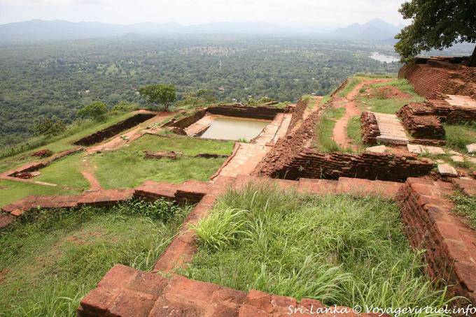 Informieren Sie sich über die Ruinen des antiken Gebäude und Pool, Sigiriya - Sri Lanka
