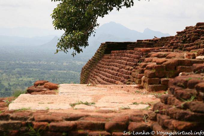 Reste der Mauern des Palastes aus rotem Backstein Sigiriya - Sri Lanka