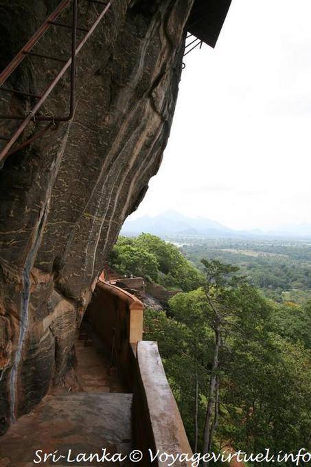 Schmalen Durchgang zwischen der Galerie und der Felswand Spiegel, Sigiriya - Sri Lanka