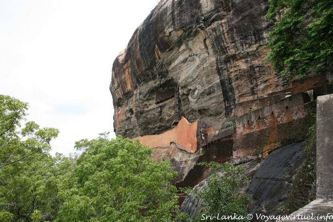 Spiegel Wand entlang der Steilküste, Sigiriya - Sri Lanka