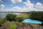 Panorama auf Heritance hoteleigene Schwimmbad und der See, Kandalama, Sri Lanka.