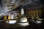 Pacchima Viharaya Höhle mit Mini-Stupa, Dambulla Höhlentempel, Sri Lanka.