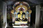 Drachen Figuren auf Makara Torana, Pacchima Viharaya, Golden Temple, Dambulla, Sri Lanka.