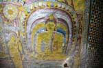 Decke gemalt Felsen von einer Höhle-Schrein, der Goldene Tempel, Dambulla, Sri Lanka.