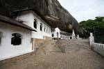 Ansicht des Felsens Cave Temple Site von der Terrasse der Höhle No. 5, Dambulla, Sri Lanka.