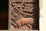 Lion in der Blume geschnitzt auf eine Tür, Dalada Maligawa in Kandy, Sri Lanka.