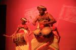 Musiker spielen die Thammátama, so Bongo, Kandy, Sri Lanka.