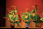 Tänzer Bewegungen artigen Bharatnatyam, Kandy, Sri Lanka.