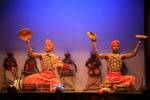 Jonglier-Show mit Orchester Schlagwerk, Kandy, Sri Lanka.