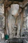 Steinelefant zur Unterstützung der dagoba, Gadaladeniya Tempel in Kandy, Sri Lanka.