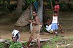 Frau aus dem Bad kommt, Medirigiriya Straßen, Sri Lanka.