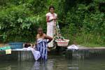 Wäsche im Fluss in der Nähe Hingurakgoda, Medirigiriya Straßen, Sri Lanka.