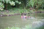 Wasserspiele in den Fluss für Kinder, Hingurakgoda, Medirigiriya Straßen, Sri Lanka.