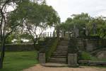 Der Zugang zu der zweiten Plattform, die zum Heiligtum Medirigiriya, Sri Lanka.