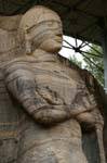 Buddha stehend in einer ungewöhnlichen Körperhaltung, Gal Vihara, Polonnaruwa, Sri Lanka.