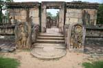 Außerhalb der Hatadage, Terrasse des Zahns, Polonnaruwa, Sri Lanka.