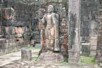 Buddha, der auf der Terrasse des Zahnes oder Hatadage, Polonnaruwa, Sri Lanka.