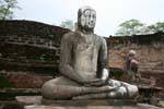 Buddha sitzt im Lotussitz, Vatadage, Polonnaruwa, Sri Lanka.