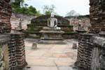 Drei der vier Buddhas auf der zweiten Terrasse sitzend, Vatadage, Polonnaruwa, Sri Lanka.