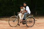 Paare der jungen srilankischen Fahrrad auf dem Gelände des Polonnaruwa, Sri Lanka.