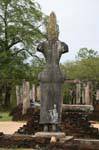 Statue Blick zurück auf die Terrasse des Zahns, Polonnaruwa, Sri Lanka.