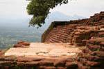 Reste der Mauern des Palastes aus rotem Backstein Sigiriya, Sri Lanka.