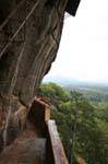Schmalen Durchgang zwischen der Galerie und der Felswand Spiegel, Sigiriya, Sri Lanka.