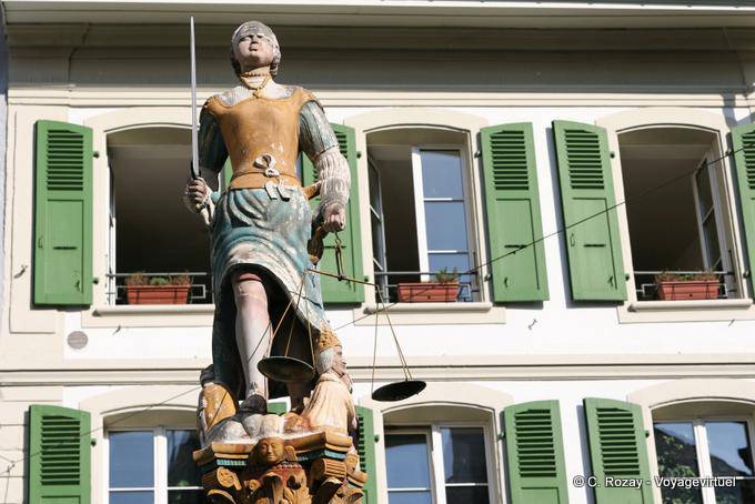 Lausanne, Platz Palud, close-up auf der Statue der Gerechtigkeitsbrunnen - Die Schweiz