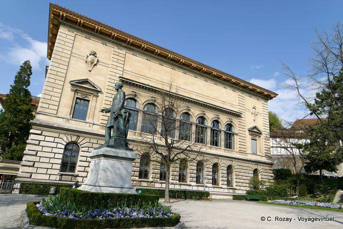 Statue von Grand Louis auf der Seite des Rumine Palace, Lausanne - Die Schweiz