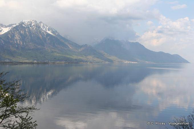 Wolken, die in den Genfer See spiegelt - Die Schweiz