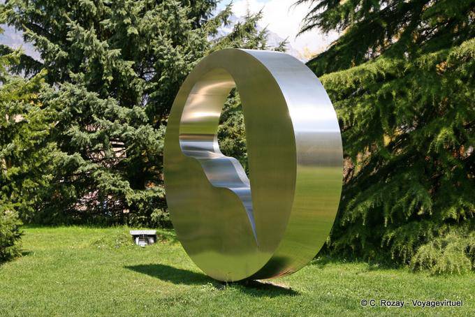 Martigny, Gianadda Gründungsarbeiten von Jean Arp, Rad Oriflamme - Die Schweiz