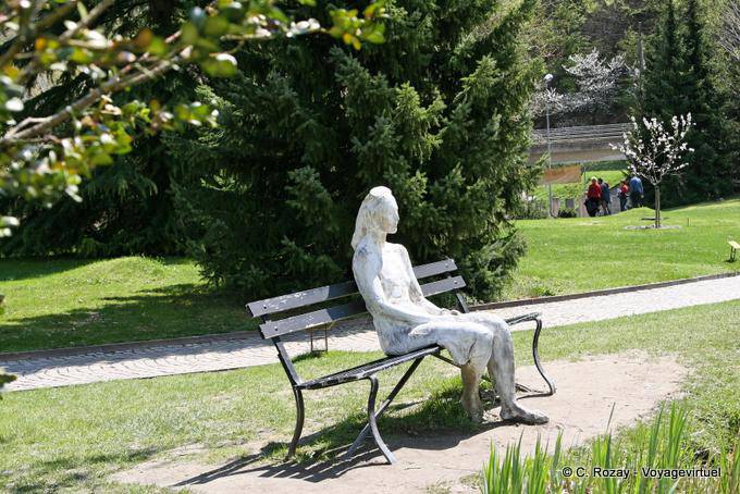 Ein weiterer Blick auf die Frau mit Sonnenbrille, Bronze George Segal, Martigny, Gianadda Stiftung - Die Schweiz