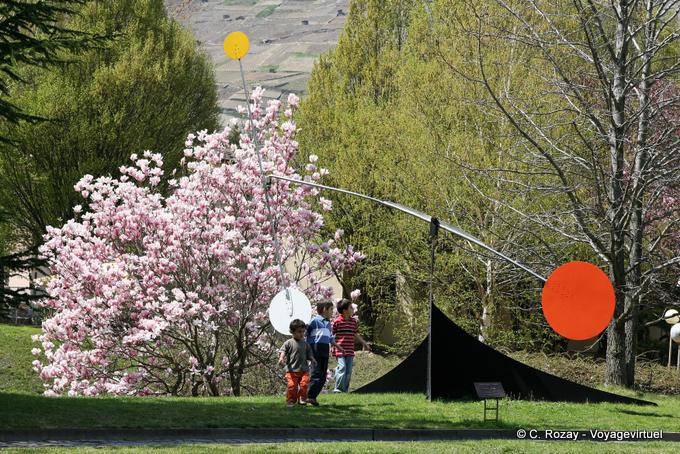 Martigny, Fondation Gianadda, Kinder unter dem Mobil von Alexander Calder - Die Schweiz