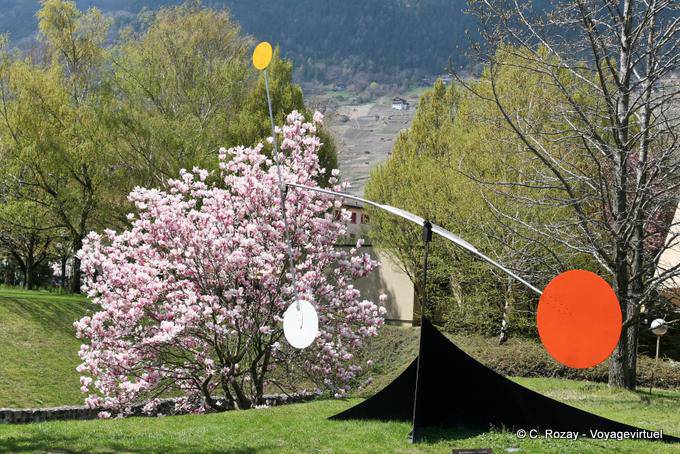 Martigny, Gianadda Stiftung, Alexander Calder, blühender Baum und Stabile-Mobile, lackiertem Metall - Die Schweiz