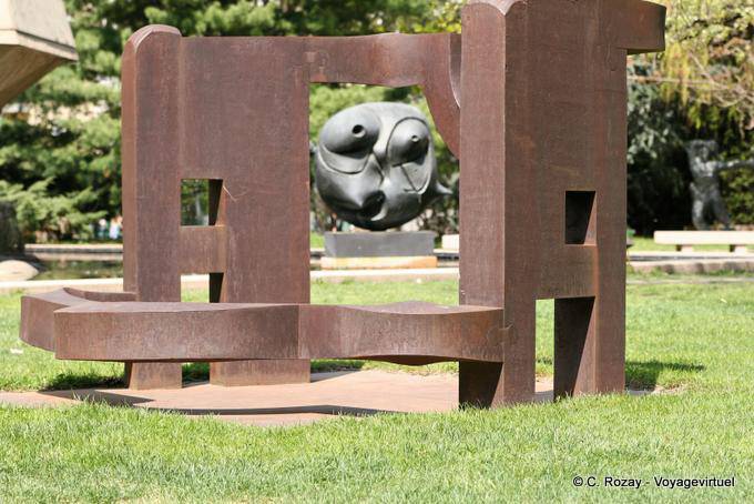 Miro, Übersicht zwischen einem Werk von Eduardo Chillida, Martigny, Fondation Gianadda - Die Schweiz