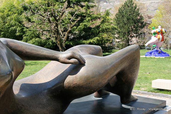 Nude Bronze Henry Moore, Reclining Figure, Fondation Gianadda, Martigny - Die Schweiz