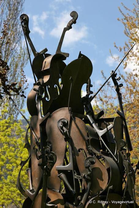 Arman, der obere Teil der Arbeit für Cello Counterpoint, Skulptur Gianadda - Die Schweiz