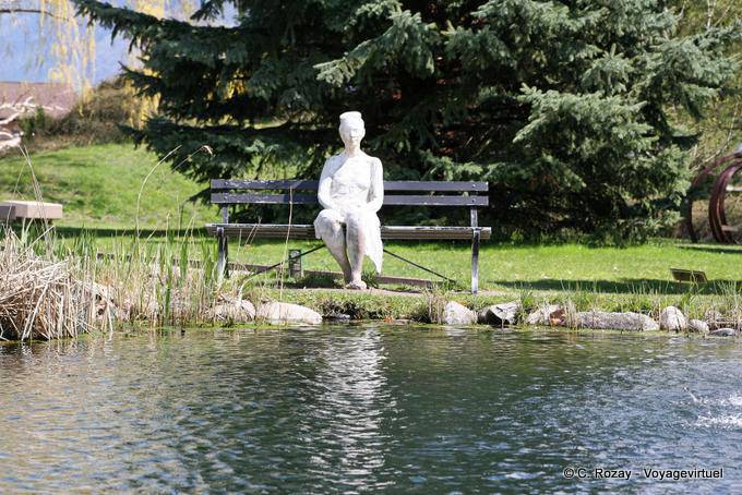 Die Frau mit Sonnenbrille auf einer Bank, G. Segal, Gianadda - Die Schweiz