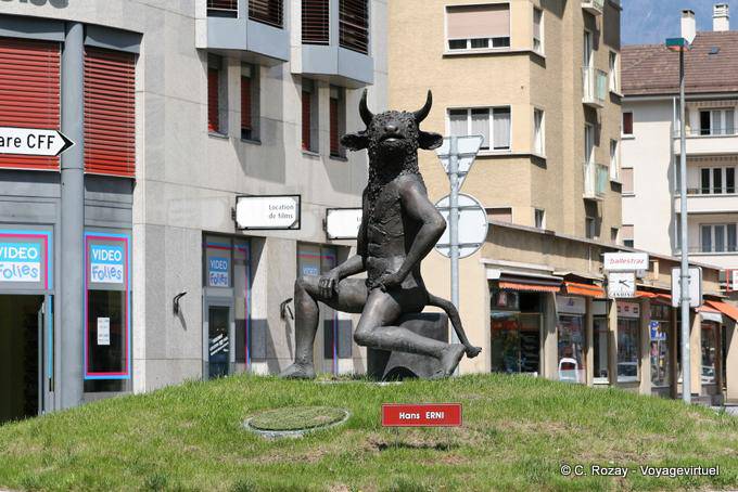 Der Minotaurus Skulptur von Hans Erni, Kegel Avenue de la Gare, Martigny - Die Schweiz