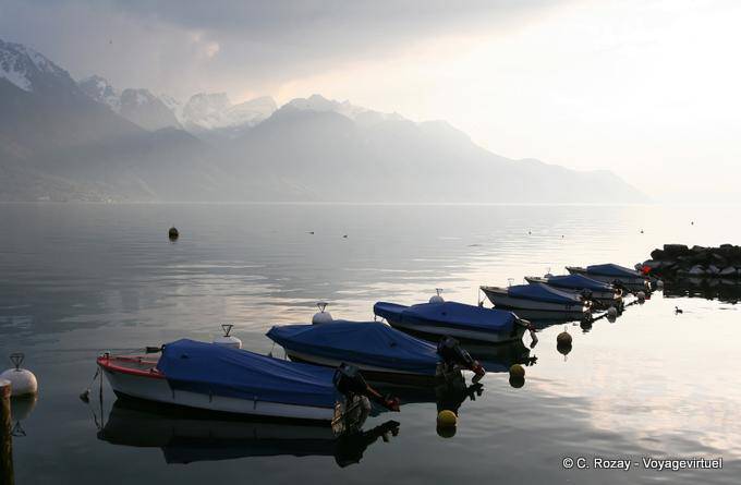 Alignment Boote im Nebel, Montreux - Die Schweiz