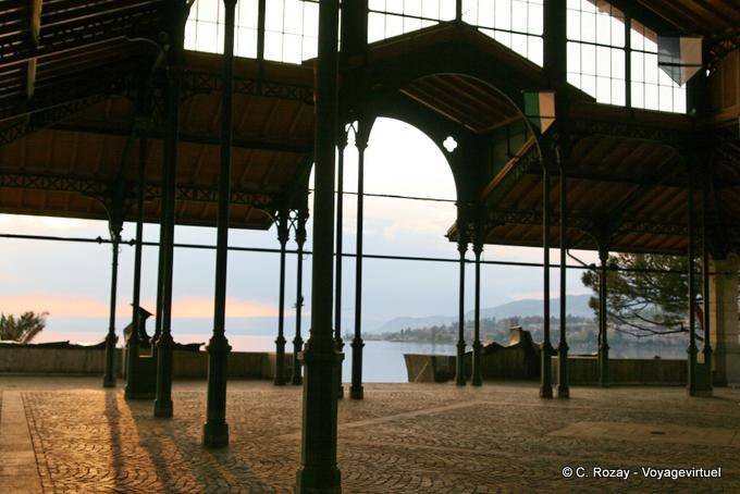 Die Markthalle in der Rouvenaz, bei Sonnenuntergang, Montreux gesehen - Die Schweiz