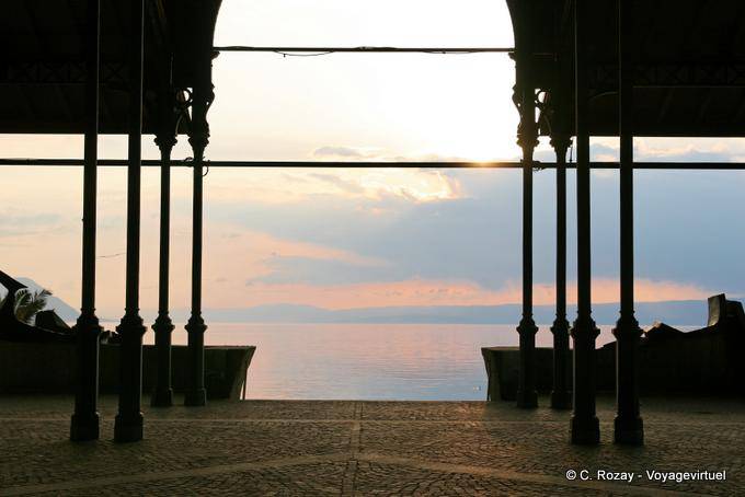 Sonnenuntergang auf dem See Blick von der überdachten Markt von Montreux - Die Schweiz