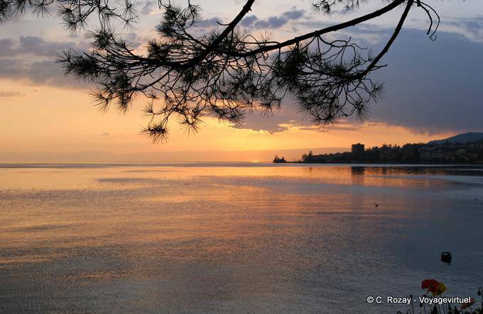 Böen auf dem See bei Sonnenuntergang, Montreux - Die Schweiz