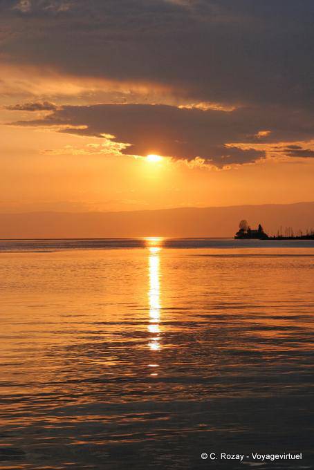 Verstecken spielen der Sonne auf dem See Montreux - Die Schweiz