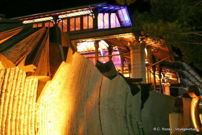 Die Mauer von Jaquier und Hallen Nacht, Montreux - Die Schweiz