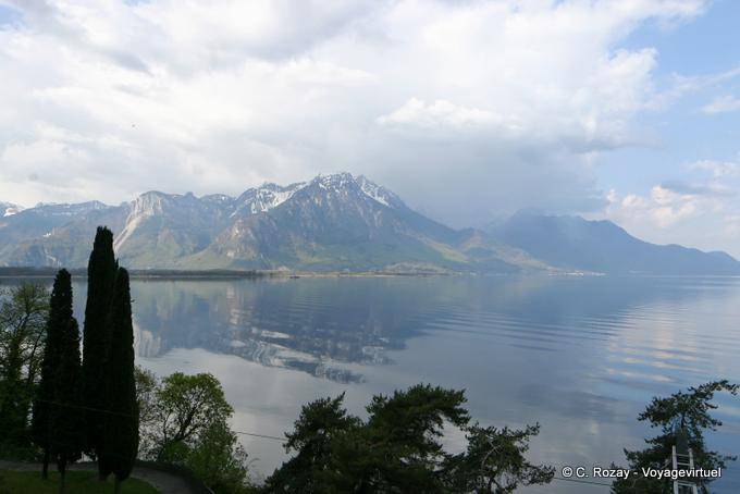 Genfer See aus dem Dock Blumen, Montreux - Die Schweiz