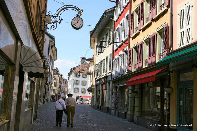 Gehen Sie die Straße vom See, Vevey - Die Schweiz